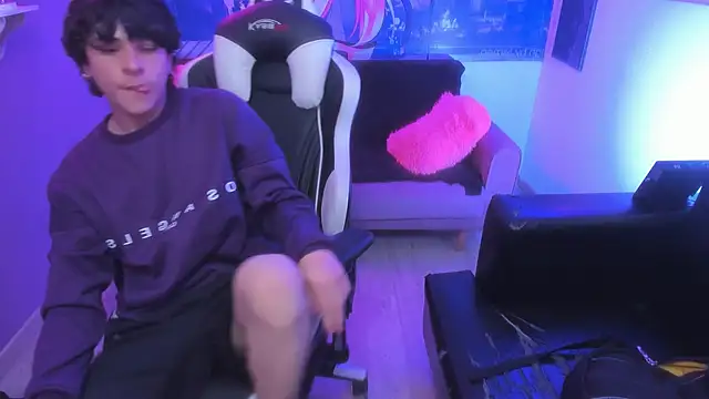 Luke Howland online show from December 10, 5:22 pm