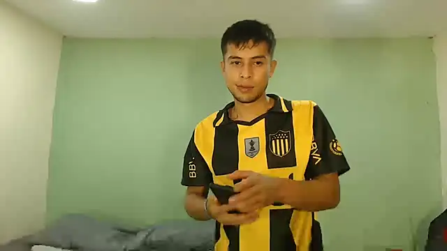 Snapshot of danielitopapuu chatting on February 11, 3:00 am danielitopapuu online show from February 11, 3:00 am