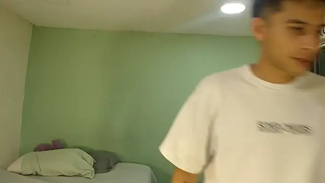 Snapshot of danielitopapuu chatting on February 25, 12:20 am danielitopapuu online show from February 25, 12:20 am