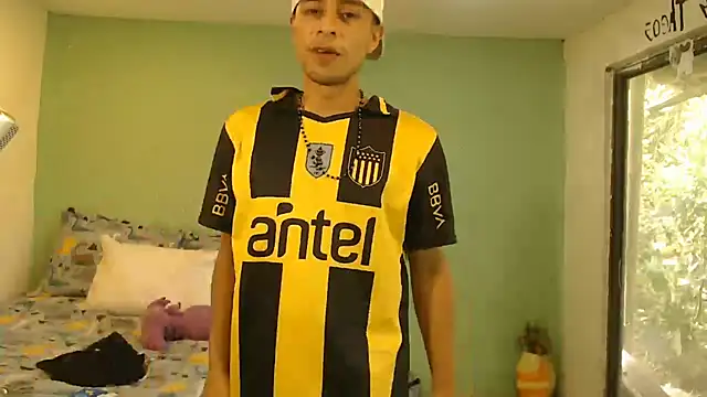 Snapshot of danielitopapuu chatting on April 10, 3:17 pm danielitopapuu online show from April 10, 3:17 pm