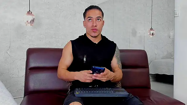 Bryson Collins  online show from December 14, 11:01 pm