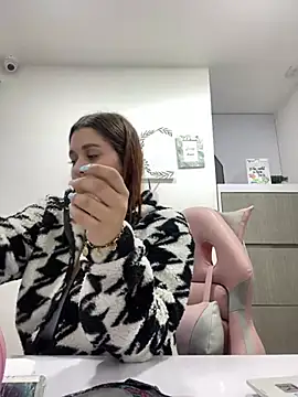 Snapshot of SophiaLaurens chatting on February 27, 3:37 pm SophiaLaurens online show from February 27, 3:37 pm