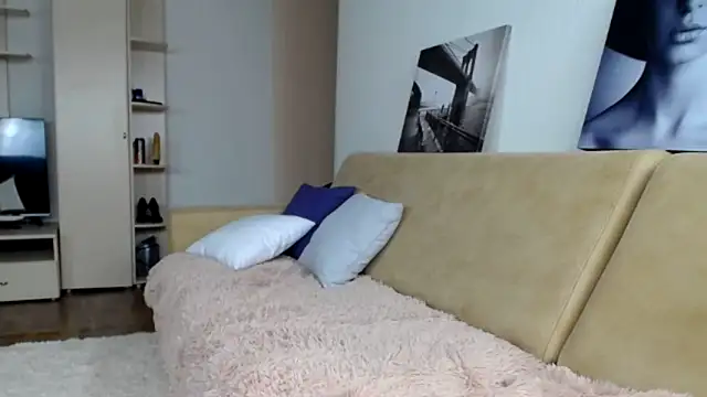 AlmaSquirt online show from December 18, 8:09 am