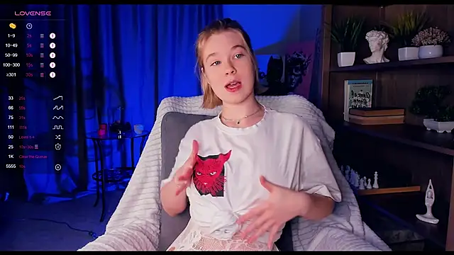 Snapshot of PollyHathor chatting on December 14, 9:35 pm PollyHathor online show from December 14, 9:35 pm