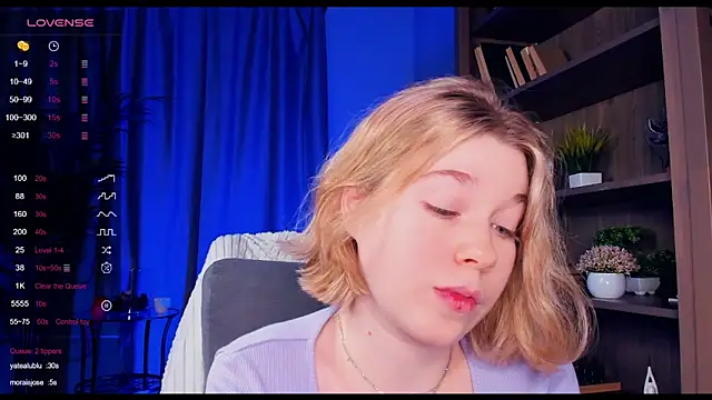 Snapshot of PollyHathor chatting on December 16, 1:31 am PollyHathor online show from December 16, 1:31 am