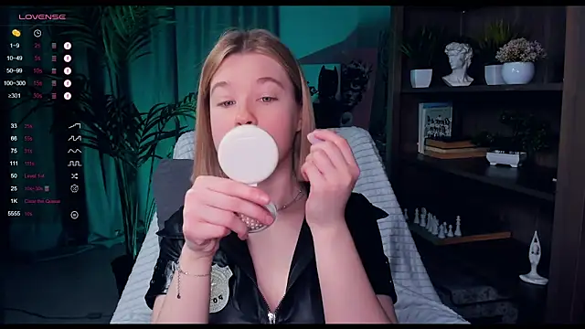 Snapshot of PollyHathor chatting on December 19, 9:17 pm PollyHathor online show from December 19, 9:17 pm