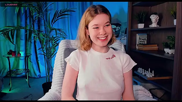 Snapshot of PollyHathor chatting on February 21, 9:43 pm PollyHathor online show from February 21, 9:43 pm