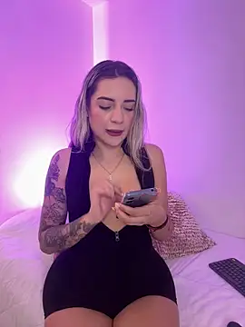 Snapshot of mariablonde_ chatting on May 1, 12:26 am mariablonde online show from May 1, 12:26 am