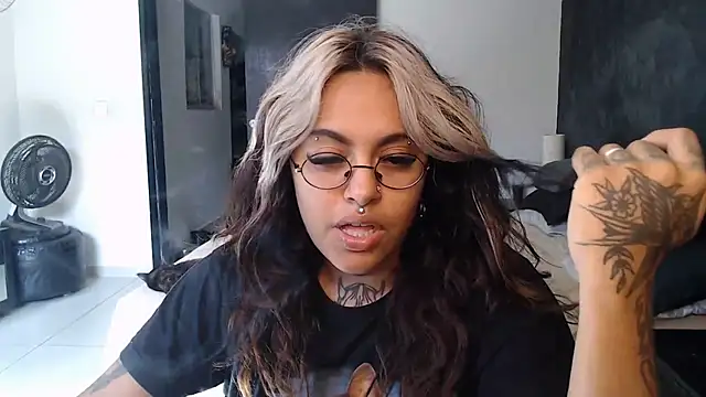 Snapshot of lolafairytail chatting on November 21, 5:22 pm lolafairytail online show from November 21, 5:22 pm