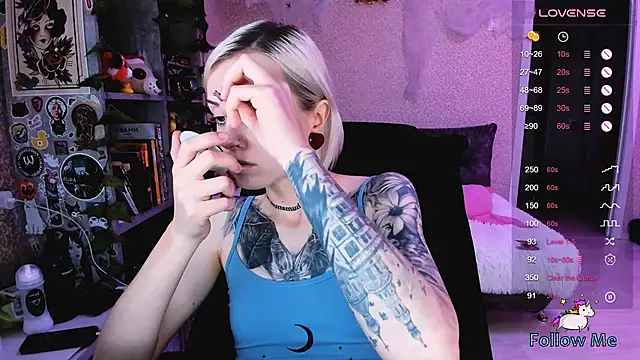 Snapshot of NaniMoore chatting on October 21, 9:43 am NaniMoore online show from October 21, 9:43 am