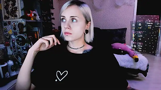 Snapshot of NaniMoore chatting on November 6, 8:32 pm NaniMoore online show from November 6, 8:32 pm