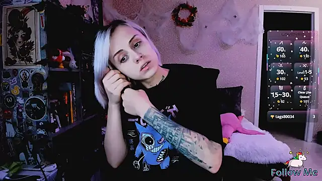 Snapshot of NaniMoore chatting on November 8, 9:02 pm NaniMoore online show from November 8, 9:02 pm