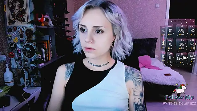 Snapshot of NaniMoore chatting on December 4, 8:17 pm NaniMoore online show from December 4, 8:17 pm