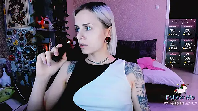 Snapshot of NaniMoore chatting on December 5, 8:05 pm NaniMoore online show from December 5, 8:05 pm