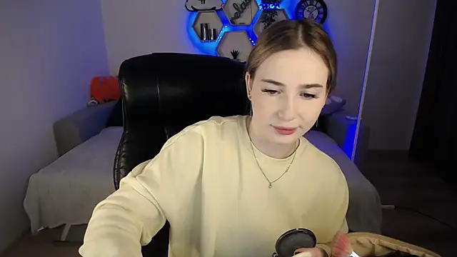 Snapshot of SabrinViolet chatting on December 15, 9:03 am SabrinViolet online show from December 15, 9:03 am