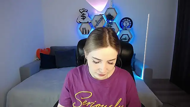 Snapshot of SabrinViolet chatting on December 22, 9:11 am SabrinViolet online show from December 22, 9:11 am