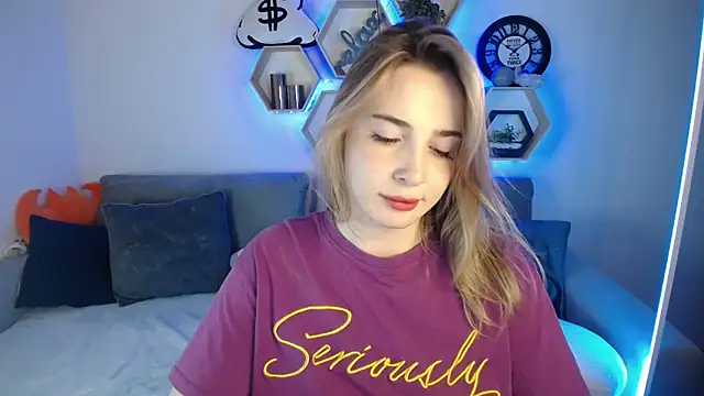 Snapshot of SabrinViolet chatting on December 22, 12:16 pm SabrinViolet online show from December 22, 12:16 pm