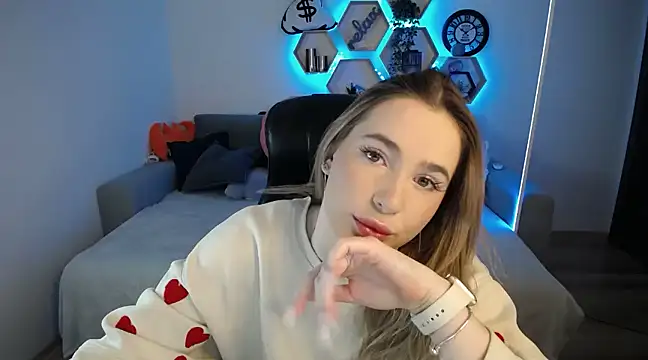 Snapshot of SabrinViolet chatting on February 17, 9:13 am SabrinViolet online show from February 17, 9:13 am