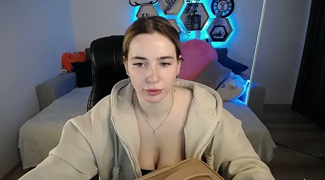 Snapshot of SabrinViolet chatting on February 19, 9:06 am SabrinViolet online show from February 19, 9:06 am