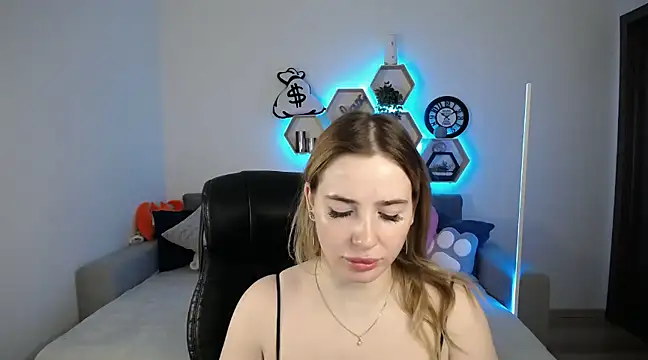 Snapshot of SabrinViolet chatting on February 26, 9:10 am SabrinViolet online show from February 26, 9:10 am