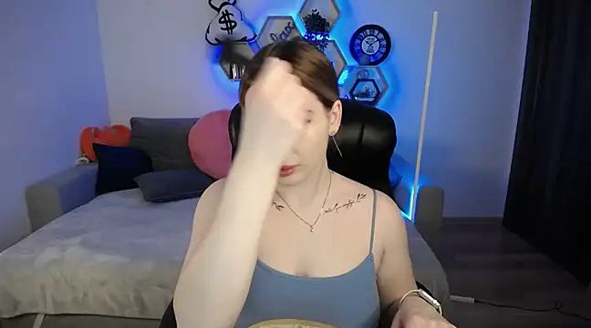 Snapshot of SabrinViolet chatting on March 16, 9:05 am SabrinViolet online show from March 16, 9:05 am