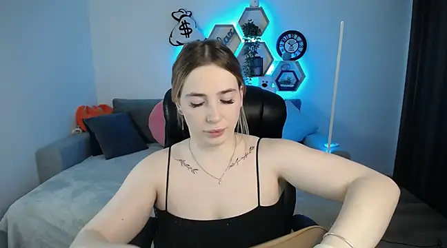 Snapshot of SabrinViolet chatting on March 22, 9:13 am SabrinViolet online show from March 22, 9:13 am