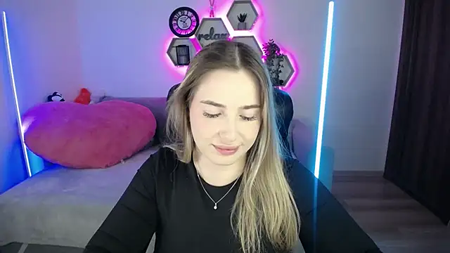 Snapshot of SabrinViolet chatting on October 6, 8:12 am SabrinViolet online show from October 6, 8:12 am