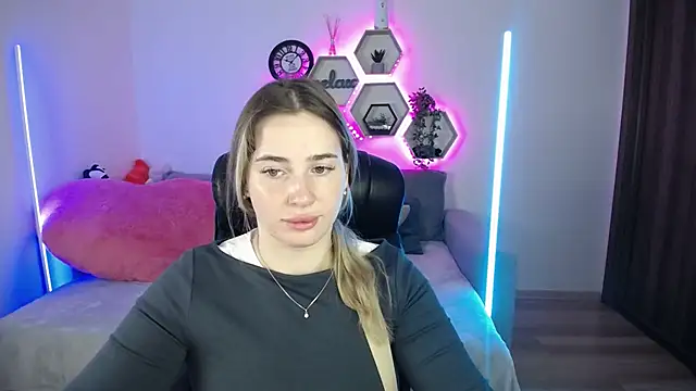 Snapshot of SabrinViolet chatting on October 7, 8:11 am SabrinViolet online show from October 7, 8:11 am