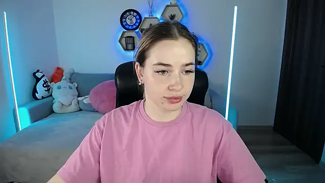 Snapshot of SabrinViolet chatting on October 17, 8:06 am SabrinViolet online show from October 17, 8:06 am