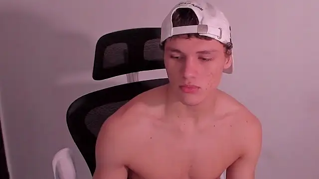 Snapshot of laurent_nova chatting on April 10, 7:29 pm laurent nova online show from April 10, 7:29 pm