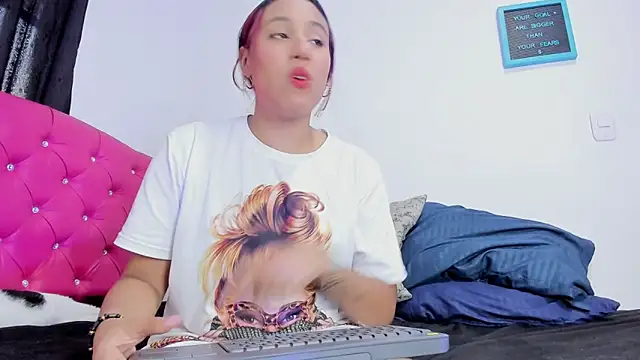 Snapshot of katia__dann chatting on January 2, 6:56 pm katia  dann online show from January 2, 6:56 pm