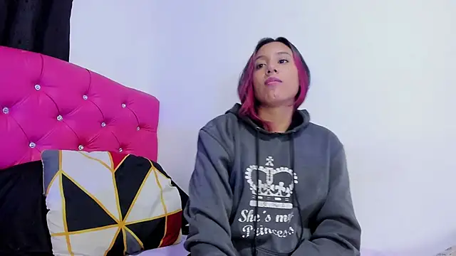 Snapshot of katia__dann chatting on February 5, 10:33 pm katia  dann online show from February 5, 10:33 pm