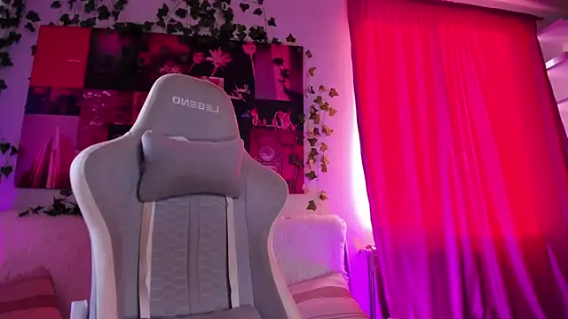 Snapshot of Kate_Burleskk chatting on October 7, 4:20 am Kate Burleskk online show from October 7, 4:20 am