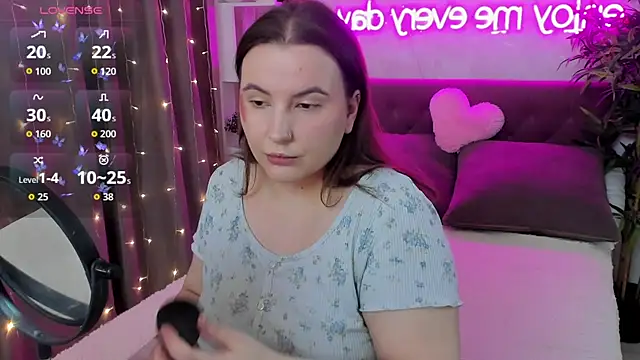 Snapshot of FeralPeach chatting on April 4, 3:49 am FeralPeach online show from April 4, 3:49 am