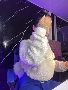 Ady 18 online show from November 29, 3:59 pm