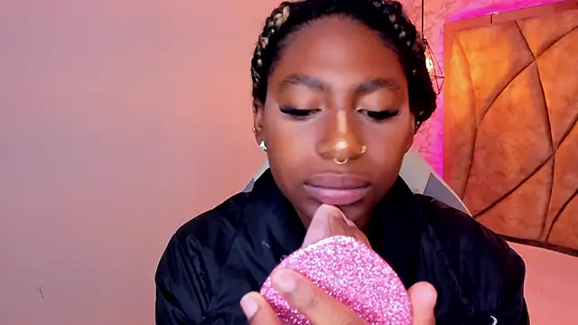 Queen perla  online show from January 11, 11:45 am