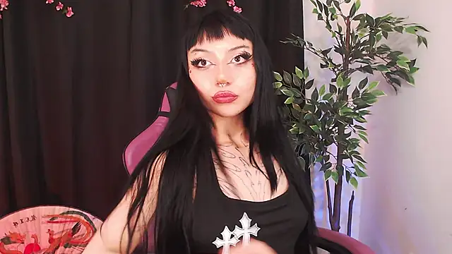 Snapshot of catipetite chatting on April 3, 2:42 am catipetite online show from April 3, 2:42 am