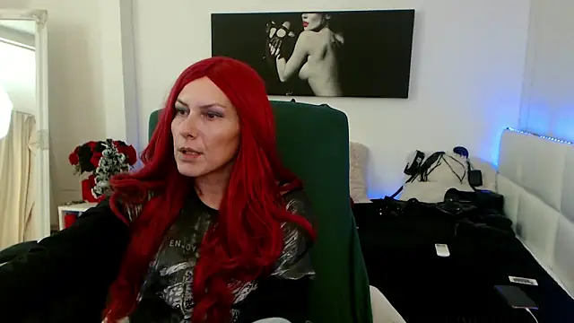 EvelynQueenn online show from December 12, 4:26 am
