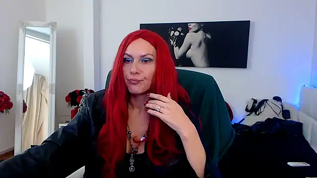 EvelynQueenn online show from December 13, 5:05 am