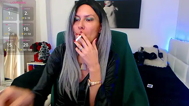 EvelynQueenn online show from December 14, 6:56 am
