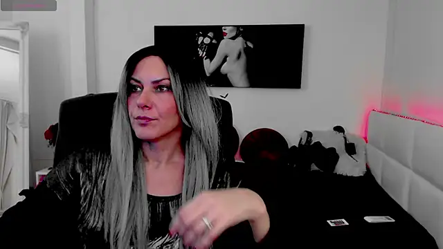 EvelynQueenn online show from December 15, 5:45 am