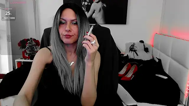 EvelynQueenn online show from December 17, 5:18 am