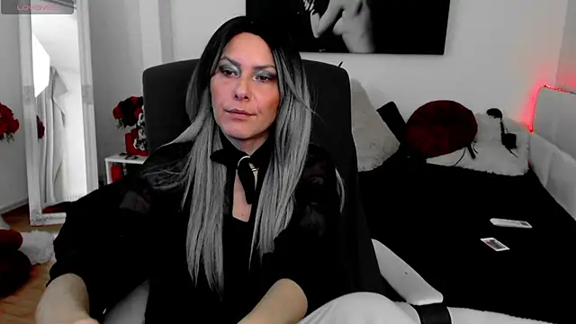 EvelynQueenn online show from December 18, 4:53 am