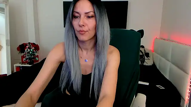 EvelynQueenn online show from December 22, 5:56 am