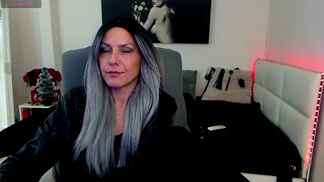 EvelynQueenn online show from December 23, 12:19 pm