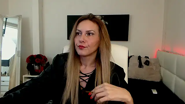 EvelynQueenn online show from January 18, 7:49 am