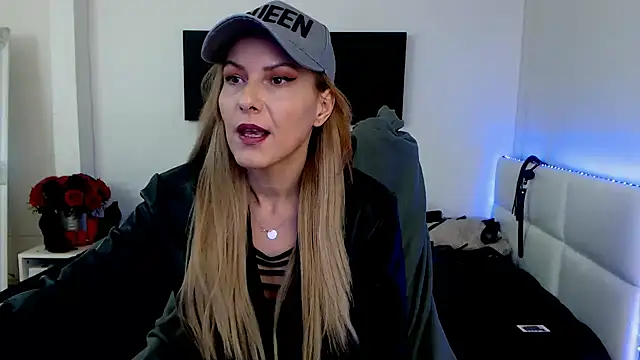 EvelynQueenn online show from February 3, 6:13 am