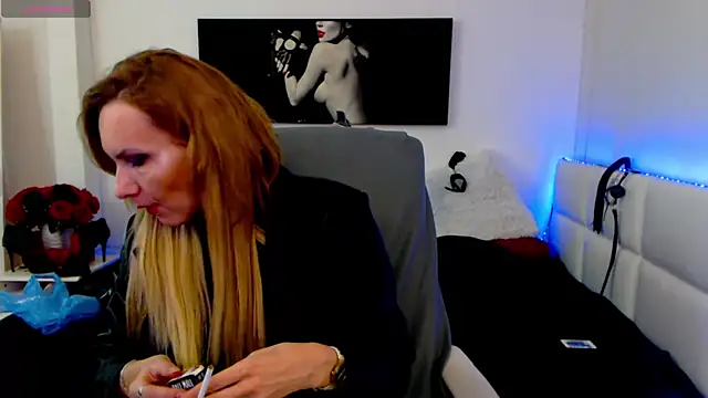 EvelynQueenn online show from February 13, 10:34 am