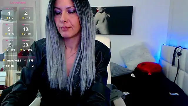 EvelynQueenn online show from February 17, 9:35 am