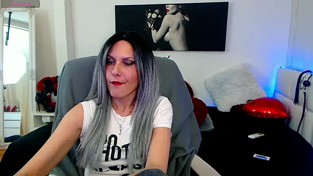 EvelynQueenn online show from February 20, 1:19 pm